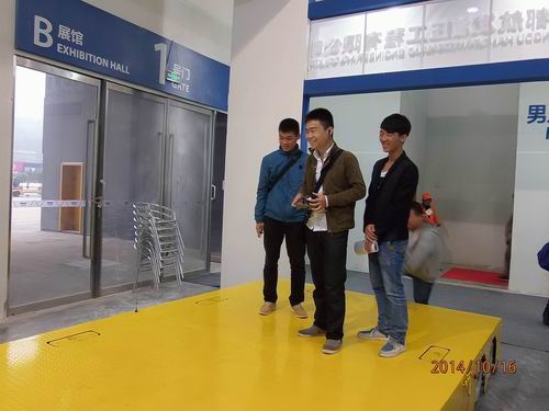 米兰网中国参展2014绵阳科博会-观众对全向移动平台表现了浓厚的兴趣.jpg