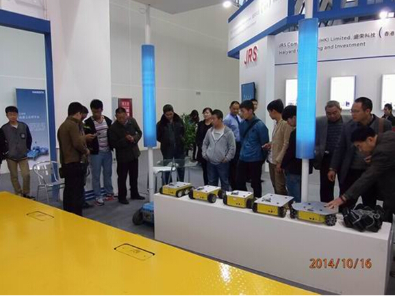 米兰网中国参展2014绵阳科博会-技术人员向观众演示机器人.jpg